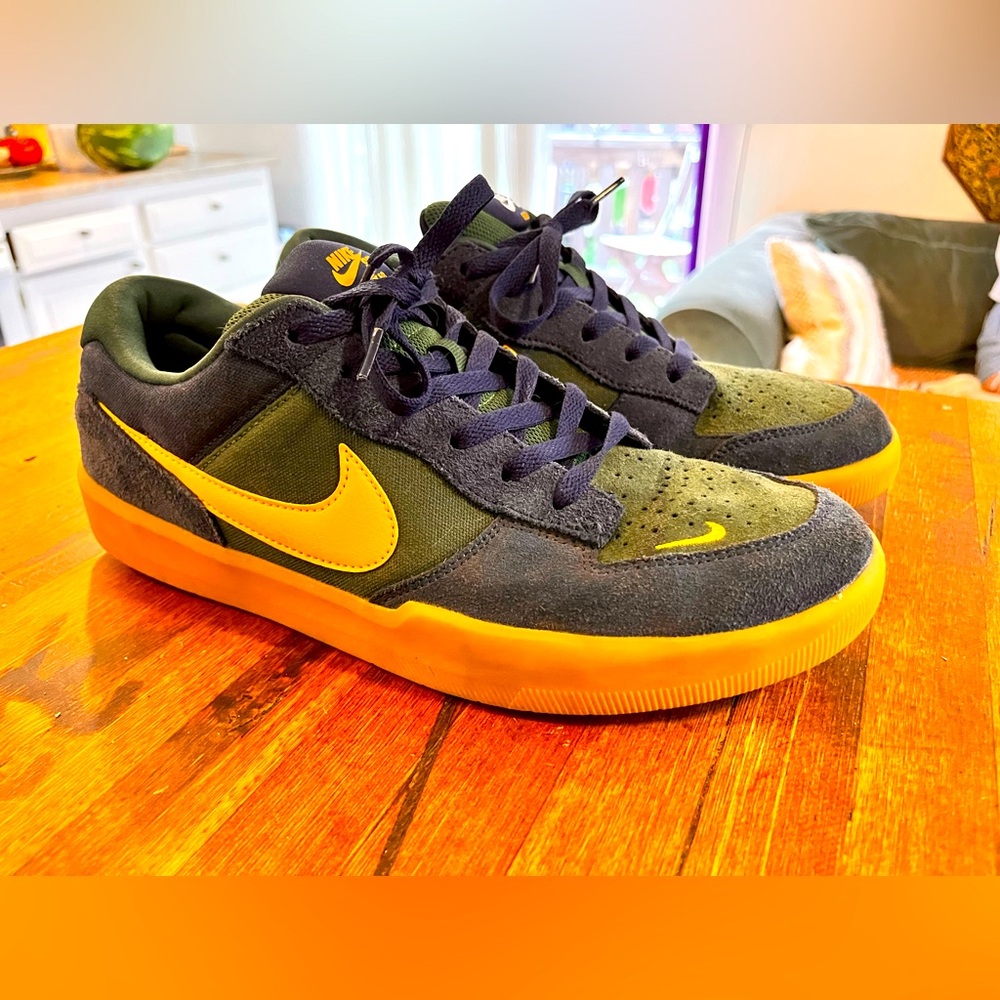 Men’s Size 11.5 SB Nikes Like New